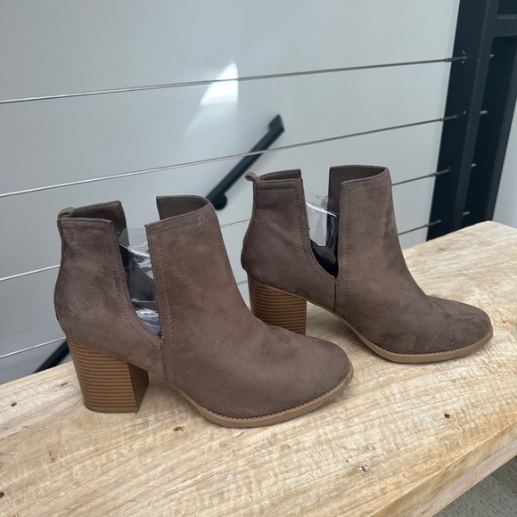 Soda Shoes - Soda Taupe Suede Ankle Boots Block Heel Side Slit Booties | Size 9
